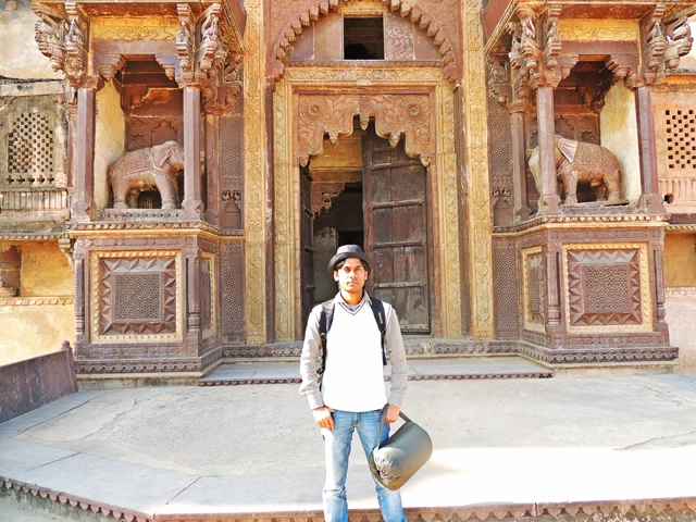 Beautiful architecture of gate in Jehagir Mahal