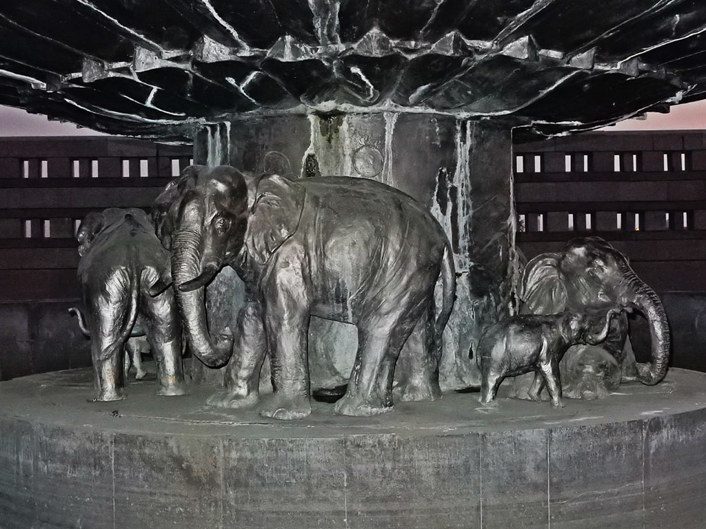 Elephants family statue at Entry Gate