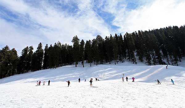 Skiing at Narkanda